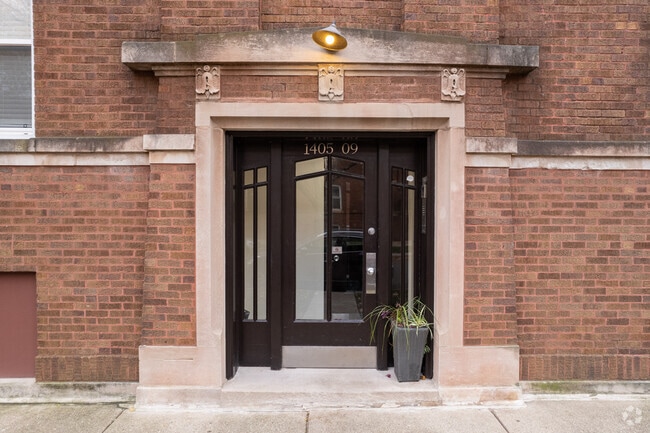 Entrance - 1401-1409 W Rosemont Ave