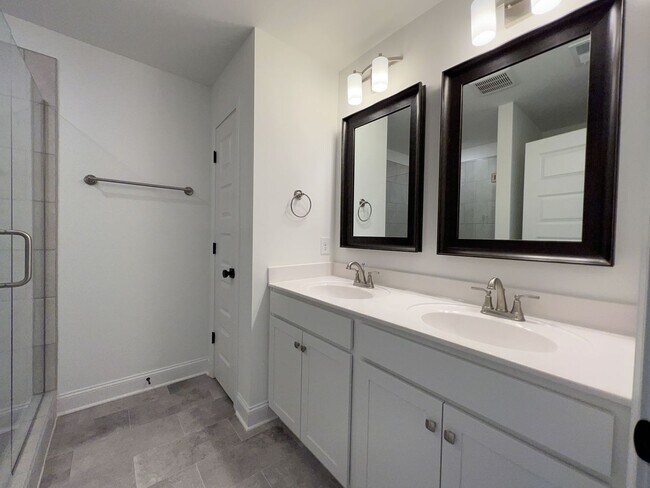 Building Photo - Spacious Townhome Located Minutes from Downtown Gallatin and Hendersonville!