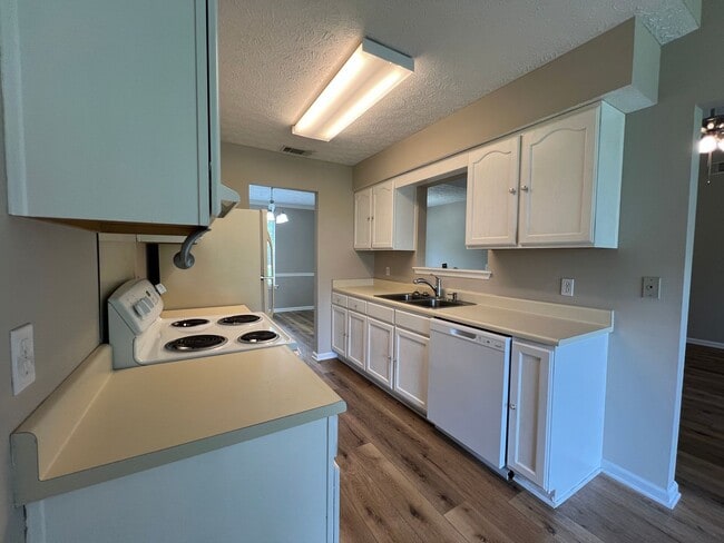 Building Photo - 3 bedroom 2 bath in Goshen Hills