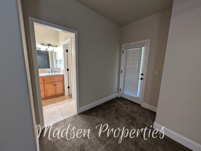 Building Photo - 7 Redeemers Loop