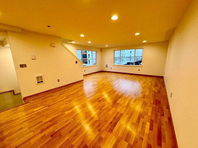 Building Photo - 1222 E Fir St