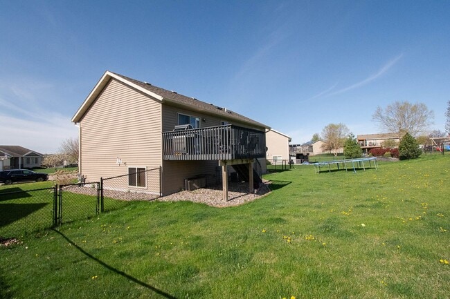 Building Photo - Spacious NW Home with Fenced Yard & Deck