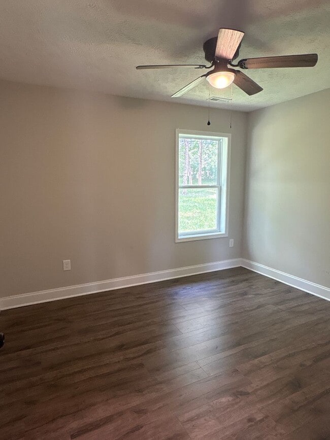 Building Photo - Spacious Duplex with Fenced-In Backyard!