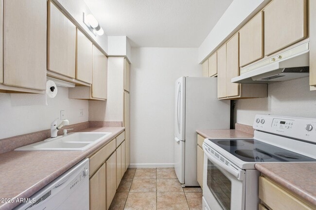 Building Photo - 7625 E Camelback Rd