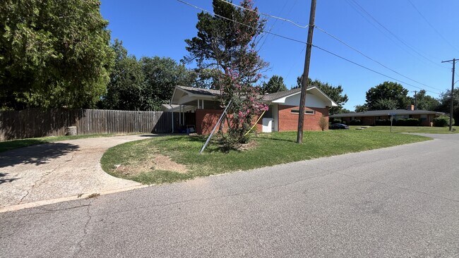 Building Photo - 2153 Huntleigh Dr