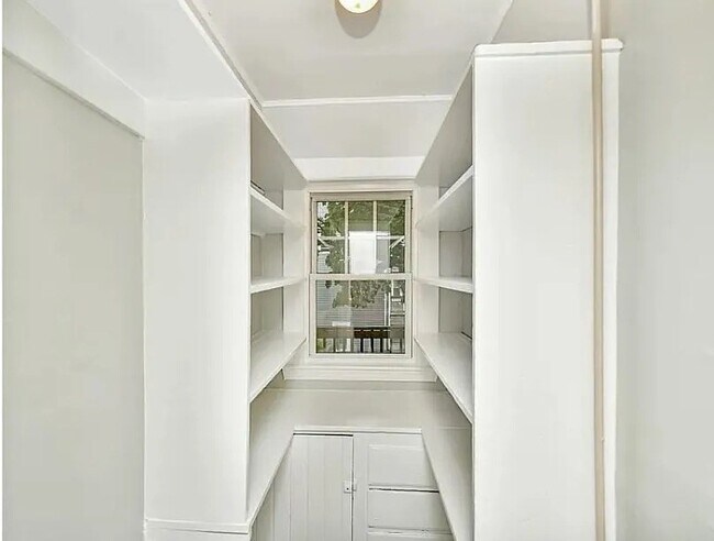 Building Photo - 559 Adams St