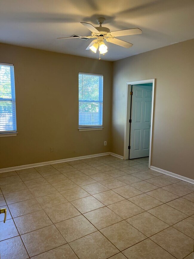 Building Photo - Great Neighborhood with Community Pool