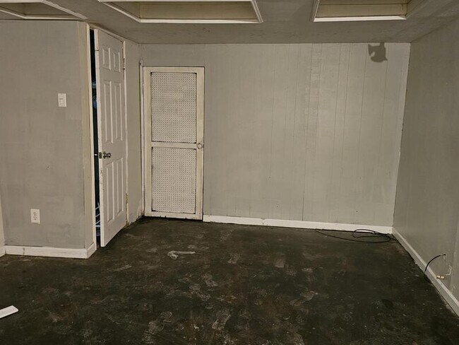 Building Photo - 25 N Marguerite Ave