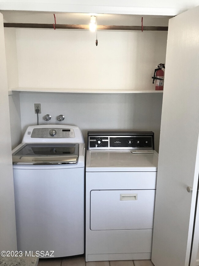 Building Photo - 7800 N Nicole Pl