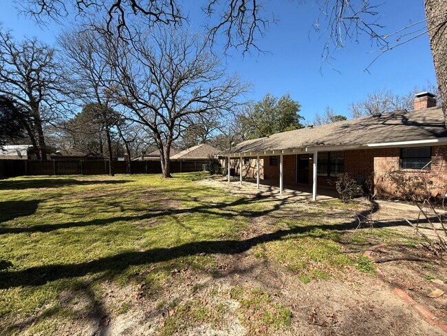 Building Photo - Available-Remodeled 3/2 with 4-Car Garage!