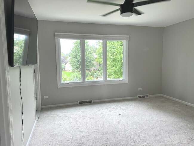 Building Photo - 1019 Thunderbird Ln