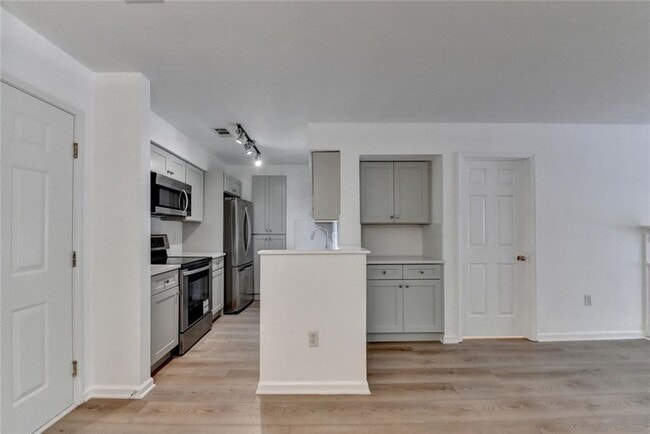 Building Photo - 4101 Pine Heights Dr NE