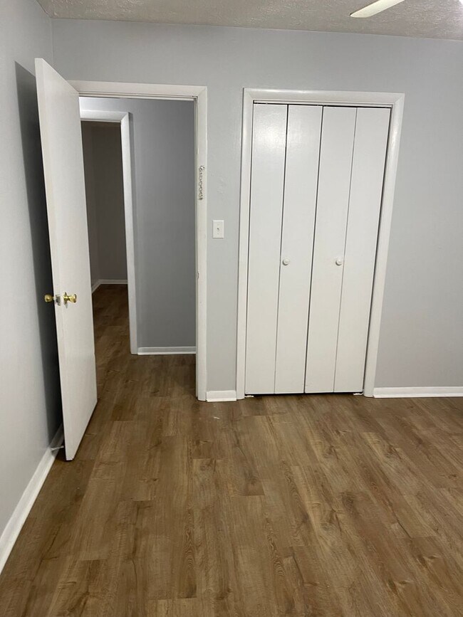 Building Photo - 2 bedroom/1 bath Westside Duplex!