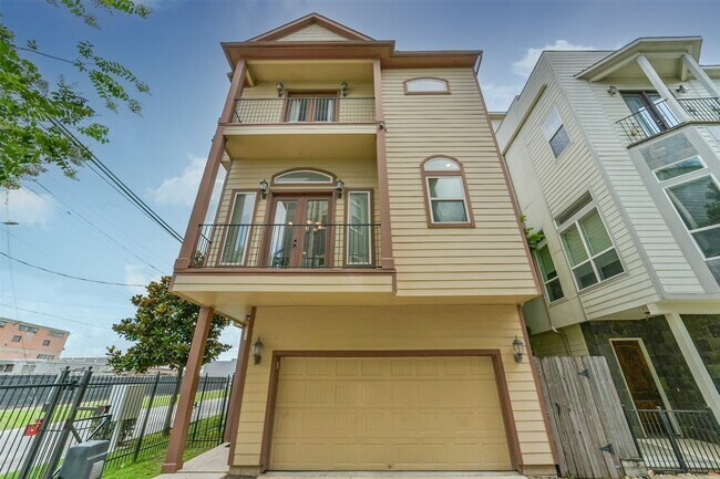 Building Photo - 2016 Sabine St
