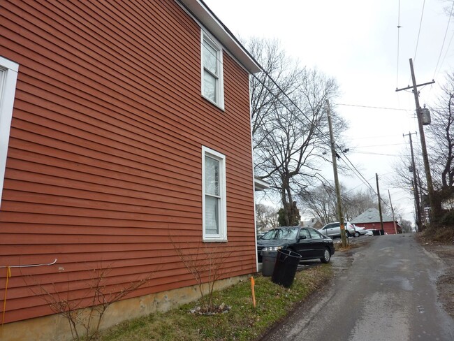 Building Photo - 4BR Red House on 17th St