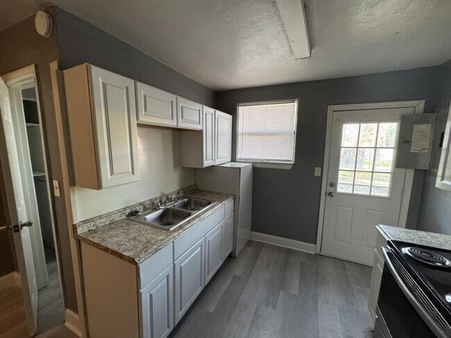 Building Photo - 4114 Moncrief Rd