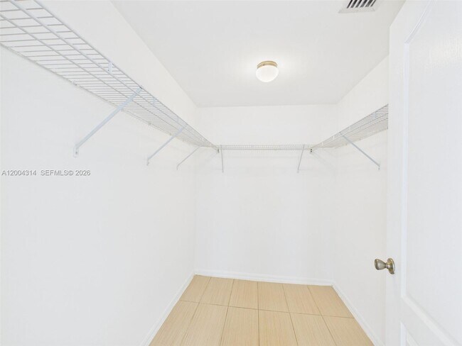 Building Photo - 425 NE 30th St