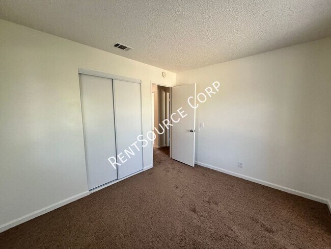 Building Photo - 3 Bedroom Two Story Townhome for Rent in E...