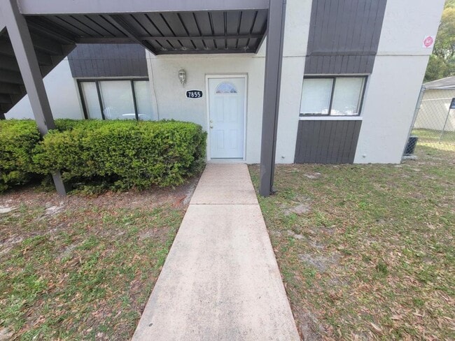 Building Photo - 7855 Pinehurst Dr