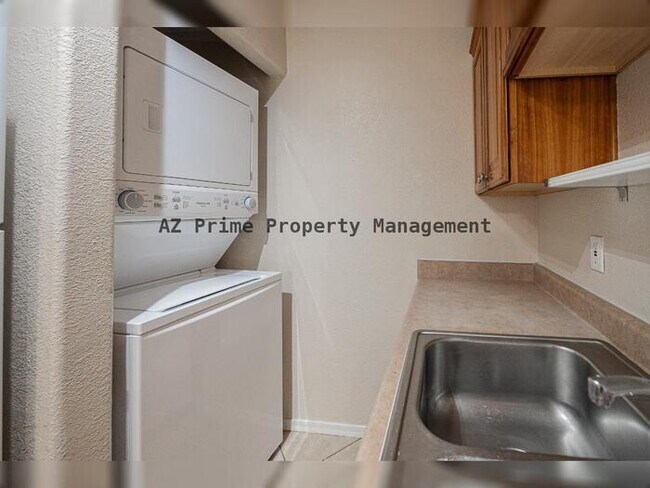 Building Photo - 2121 W Royal Palm Rd