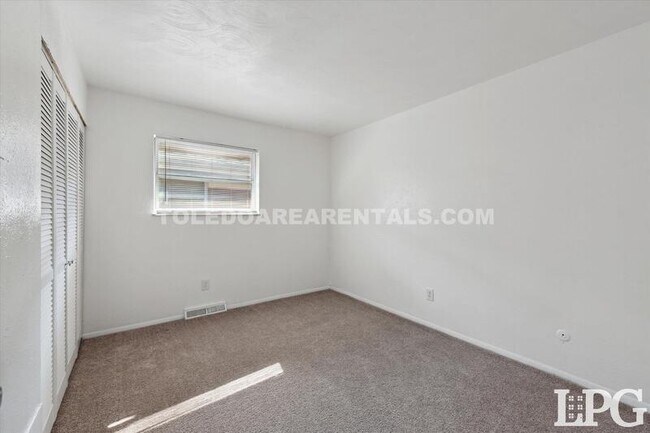 Building Photo - 2651 Consaul St