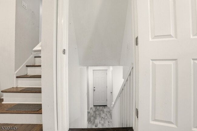 Building Photo - 214 S Valley Rd