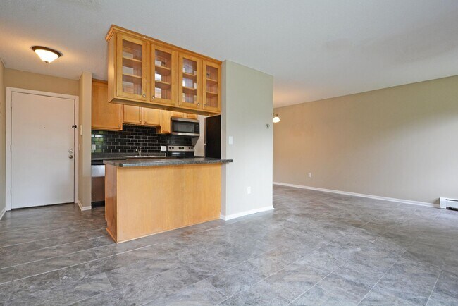 Primary Photo - Spacious 3-Bed 1-Bath Condo For Rent in Ea...