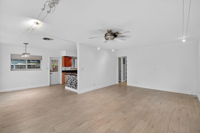 Building Photo - 1606 NE 15th Ave