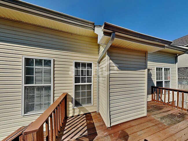 Building Photo - 2404 Adelaide Dr