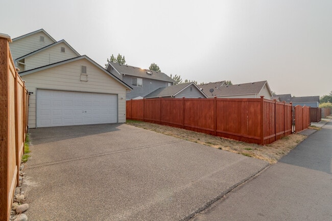 Building Photo - Charming 3-bedroom home with AC on Palisad...