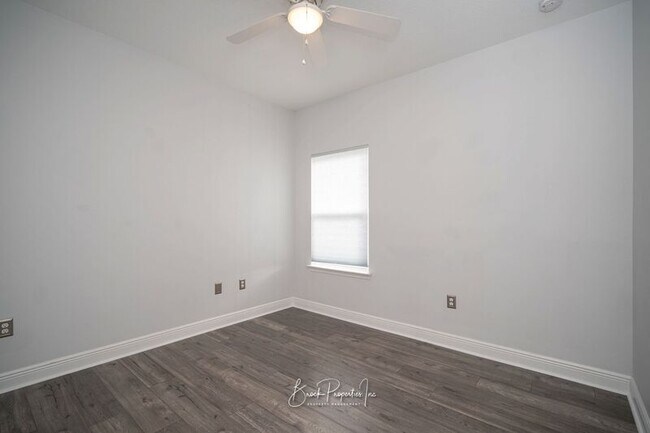 Building Photo - 8753 Bradfield Dr