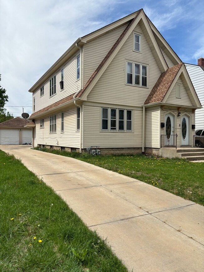 Building Photo - 4049 N Elmhurst Rd