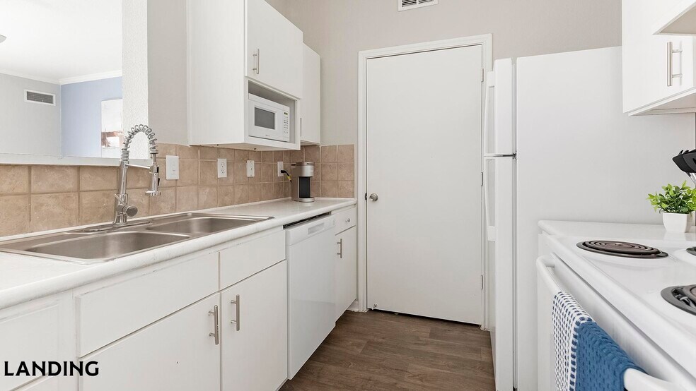 Building Photo - 9835 Fredericksburg Rd