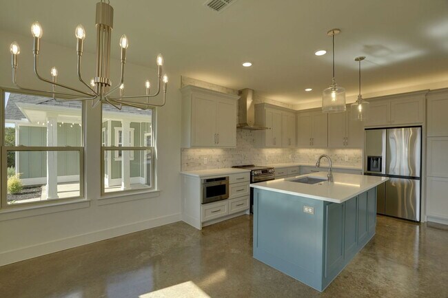 Building Photo - 300 Red Bird Dr