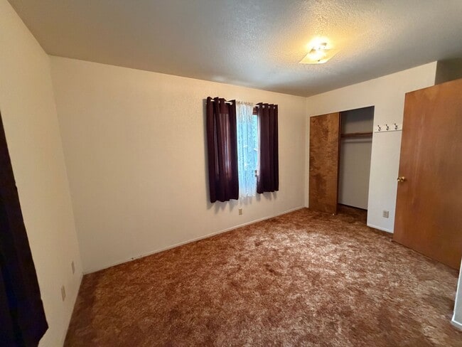 Building Photo - 3 Bed, 2 Bath Home Located In-Town and Close to Conveniences