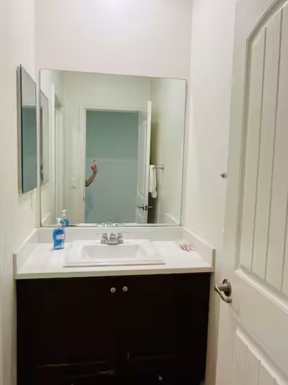 Building Photo - 3005 E Hopkins St