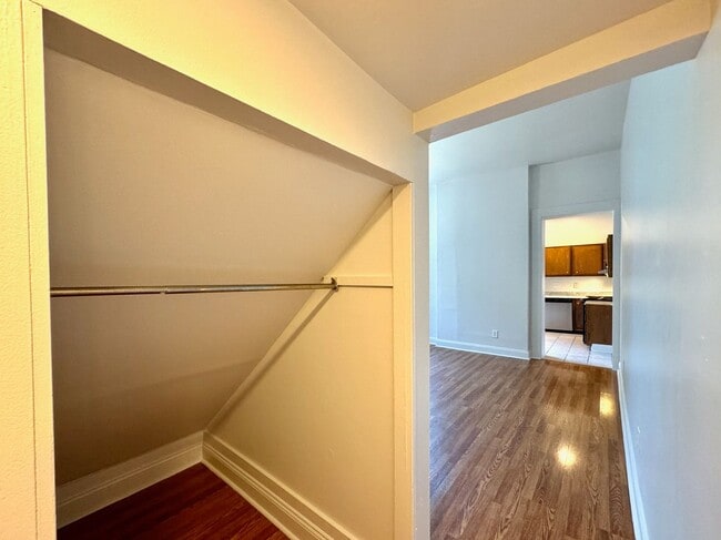 Building Photo - 2233 Victor St