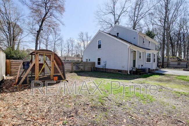 Building Photo - 412 Saddle Ct