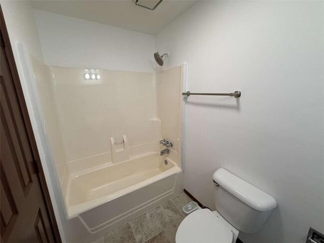 Building Photo - 1702 Pine Tree Dr