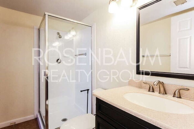 Building Photo - Gorgeous 3-beds, 3-baths home in the Suncr...