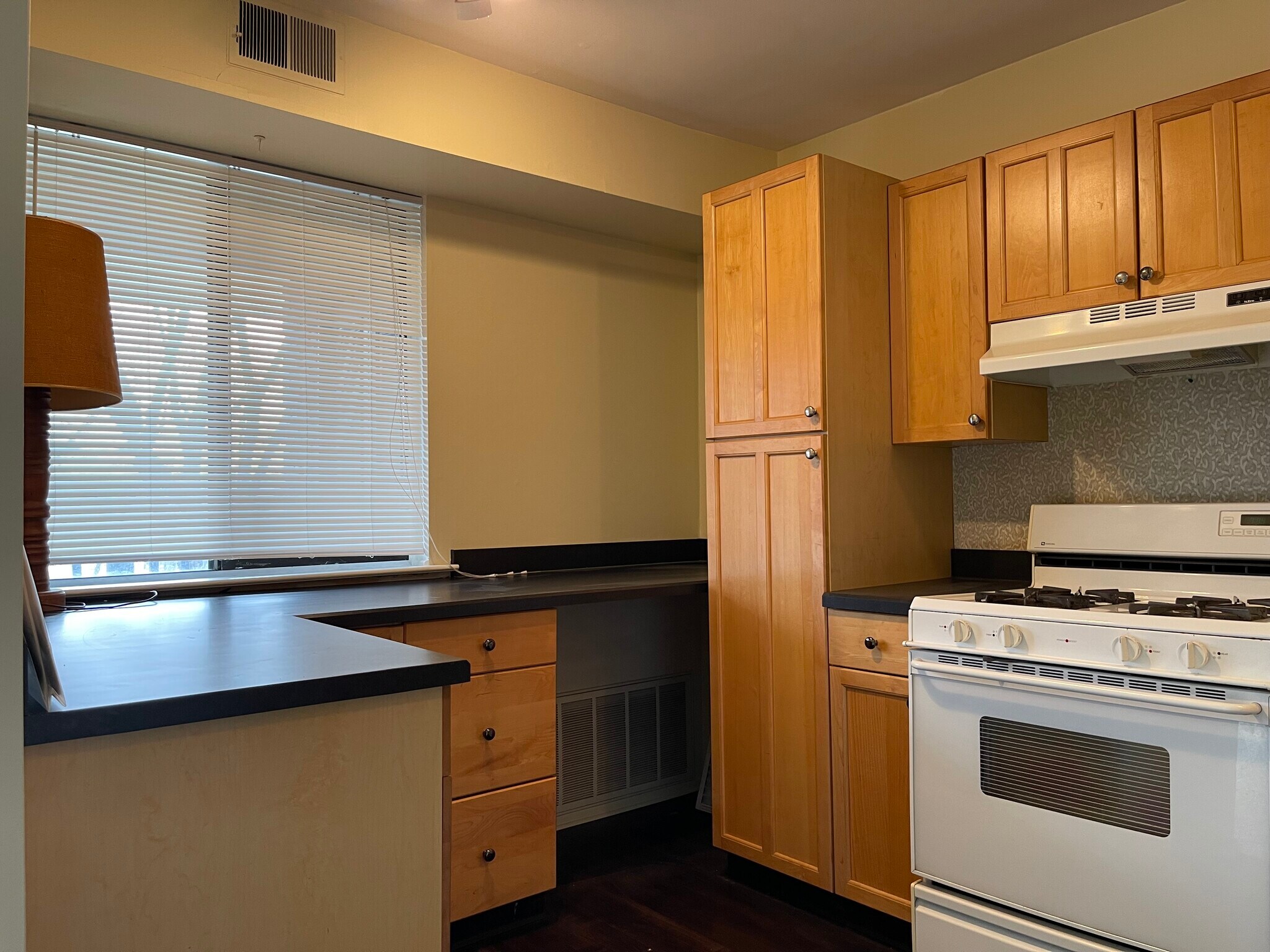 Building Photo - 1590 Alta Dr
