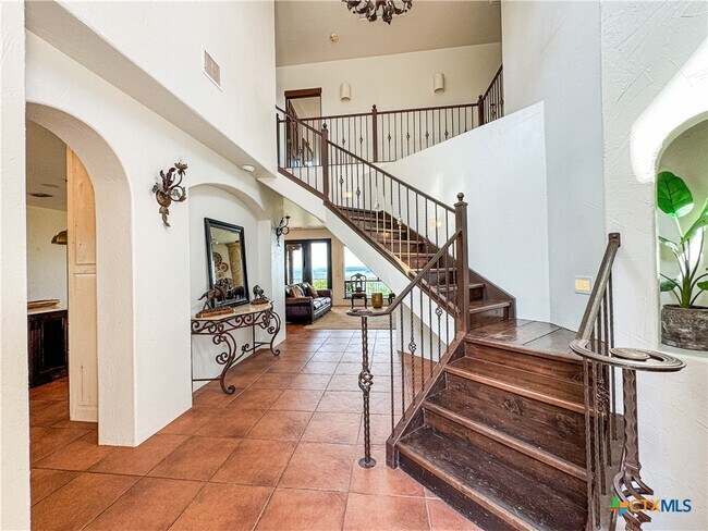 Building Photo - 2000 Village Oak