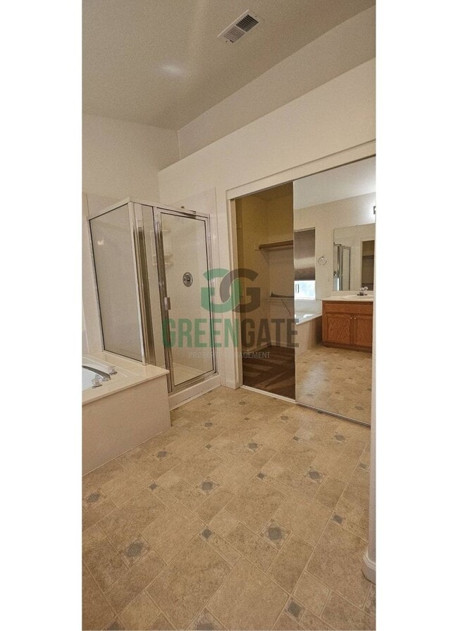 Building Photo - Beautiful 4 Bedroom, 3 Bathroom Home in Tr...