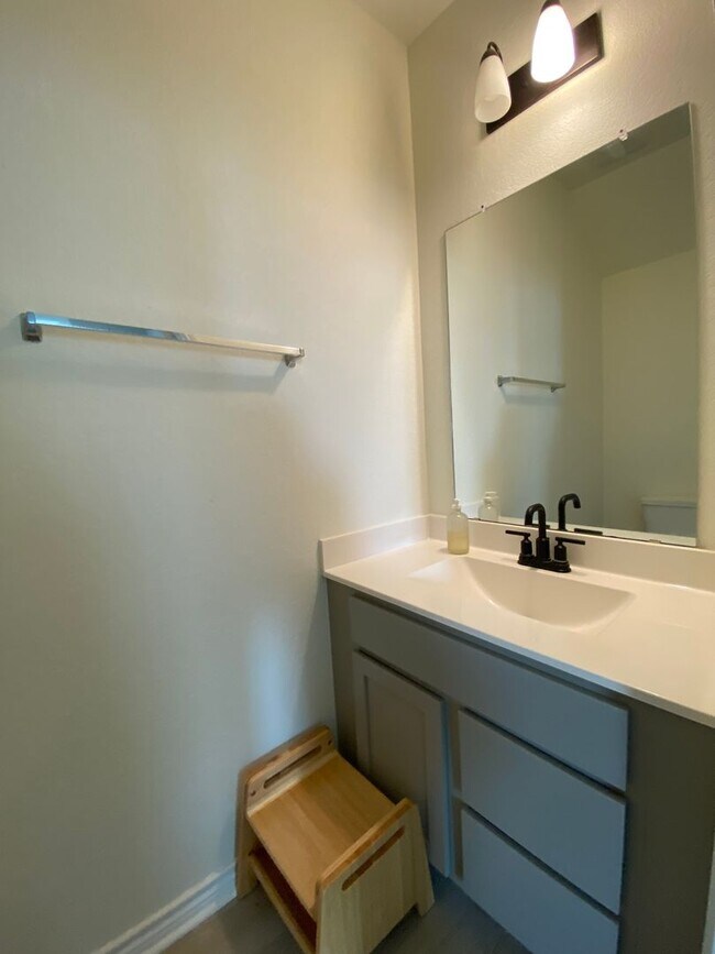 Building Photo - Move in Ready 3 BD/2.5 BA with a Garage Mi...