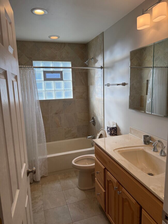 Building Photo - 585 Leahy Cir