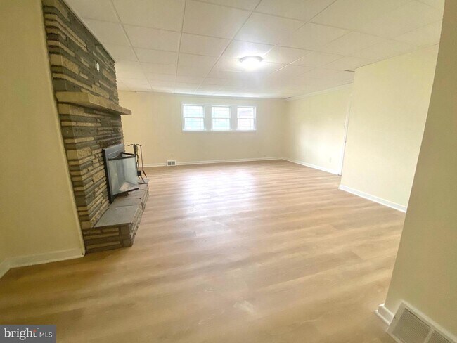 Building Photo - 102 Red Lion Rd