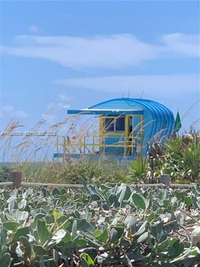 Building Photo - 6422 Collins Ave