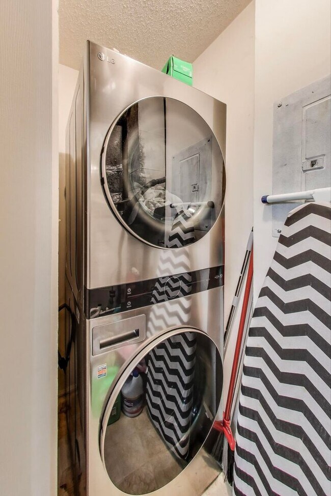 Building Photo - Beautifully updated and maintained 2 level condo home!