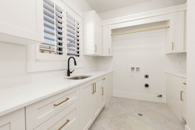 Building Photo - 6 bedroom with RV Garage and Hot Tub