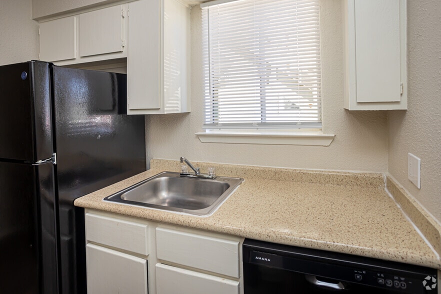 2BR, 1.5BA - 737SF - Boulevard Apartment Homes